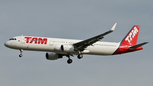 Photo of PT-XPN - Airbus A321-211 operated by LATAM Airlines Brasil