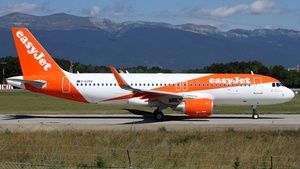 Photo of G-EZRG - Airbus A320-214 operated by easyJet