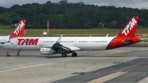 Photo of PT-MXO - Airbus A321-231 operated by LATAM Airlines Brasil