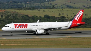 Photo of PT-XPA - Airbus A321-211 operated by LATAM Airlines Brasil