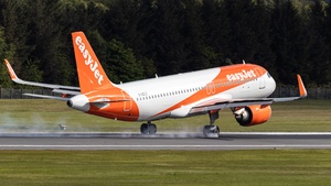 G-UZLC - Airbus A320-251N
