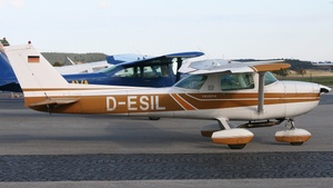 Photo of D-ESIL - Cessna 150L operated by Private