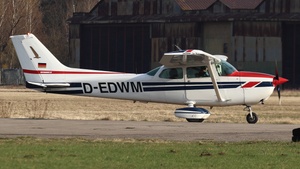 Photo of D-EDWM - Cessna 172N Skyhawk II operated by Red Baron Flying Club