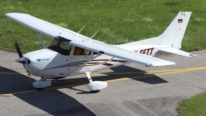 Photo of D-EFTT - Cessna 172S Skyhawk SP operated by Air Munich Aviation - Flugschule Jesenwang