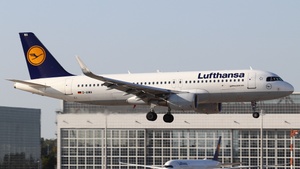 Photo of D-AIWA - Airbus A320-214 operated by Lufthansa