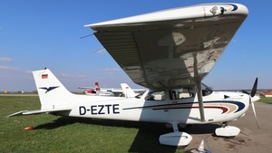 Photo of D-EZTE - Cessna 172S Skyhawk SP operated by Air Munich Aviation - Flugschule Jesenwang