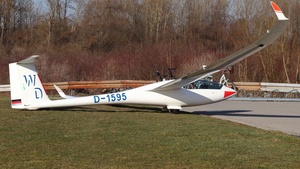 Photo of D-1595 - Schempp-Hirth Discus 2a operated by Private