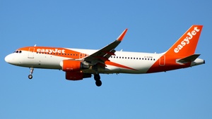 Photo of G-EZPB - Airbus A320-214 operated by easyJet