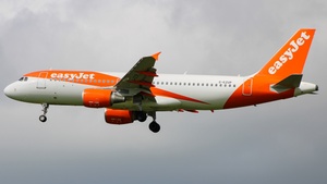 Photo of G-EZUP - Airbus A320-214 operated by easyJet