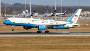 Photo of 98-0001 - Boeing C-32A operated by US Air Force