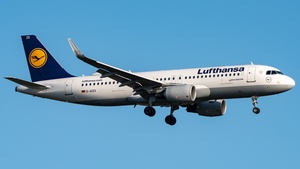 Photo of D-AIZX - Airbus A320-214 operated by Lufthansa