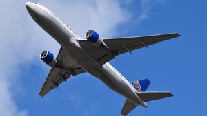 Photo of N782UA - Boeing 777-222(ER) operated by United Airlines