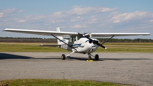 Photo of N73725 - Cessna 172N Skyhawk operated by Perry Air