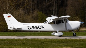 Photo of D-ESCA - Cessna 172S Skyhawk SP operated by Munich Aviation
