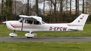 Photo of D-EPCW - Cessna 172S Skyhawk SP operated by Motorflug Münster