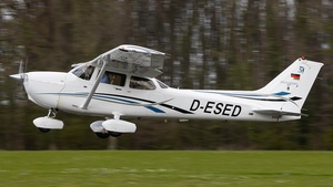 Photo of D-ESED - Cessna 172S Skyhawk SP operated by Motorflug Münster