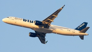 Photo of AP-BMM - Airbus A321-211 operated by Airblue