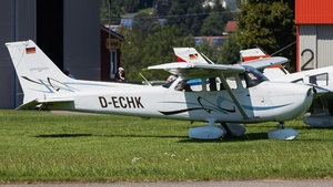 Photo of D-ECHK - Cessna 172S Skyhawk SP operated by Fliegerverein München