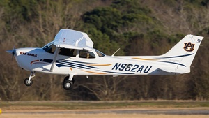 Photo of N962AU - Cessna 172S Skyhawk SP operated by Auburn University School of Aviation