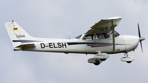 Photo of D-ELSH - Cessna 172S Skyhawk SP operated by Luftsportgruppe Südwest