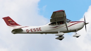 Photo of D-ESSE - Cessna 182T Skylane operated by Private