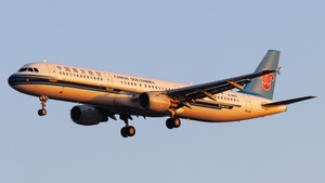 Photo of B-6622 - Airbus A321-211 operated by China Southern Airlines