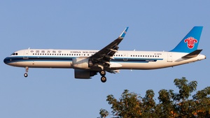 Photo of B-30FW - Airbus A321-253NX operated by China Southern Airlines