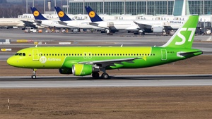 Photo of VP-BCS - Airbus A320-214 operated by S7 Airlines