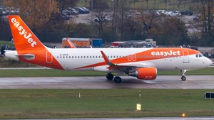 Photo of G-EZPE - Airbus A320-214 operated by easyJet