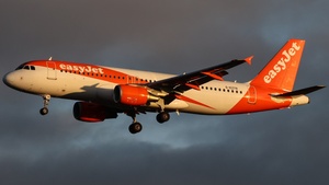 Photo of G-EZTR - Airbus A320-214 operated by easyJet