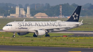 Photo of D-AIZN - Airbus A320-214 operated by Lufthansa