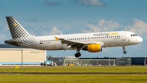 Photo of EC-KHN - Airbus A320-216 operated by Vueling