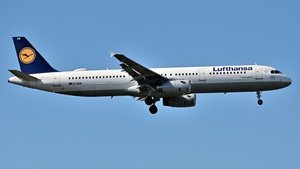 Photo of D-AIRM - Airbus A321-131 operated by Lufthansa