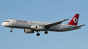 Photo of TC-JML - Airbus A321-231 operated by Turkish Airlines