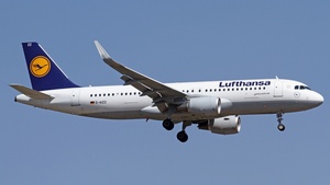 Photo of D-AIZZ - Airbus A320-214 operated by Lufthansa