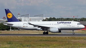Photo of D-AIZW - Airbus A320-214 operated by Lufthansa