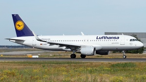 Photo of D-AIZT - Airbus A320-214 operated by Lufthansa