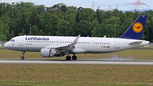 Photo of D-AIUC - Airbus A320-214 operated by Lufthansa