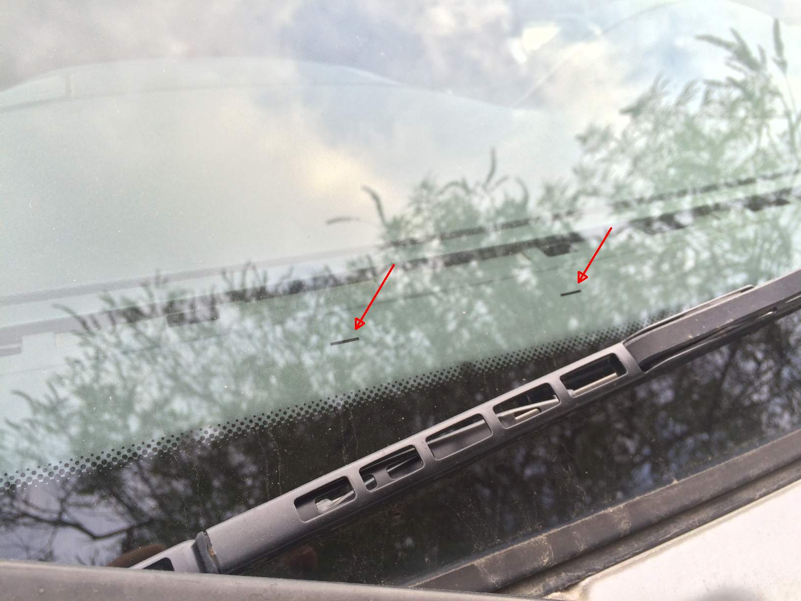 Wiper alignment marks on the windshield