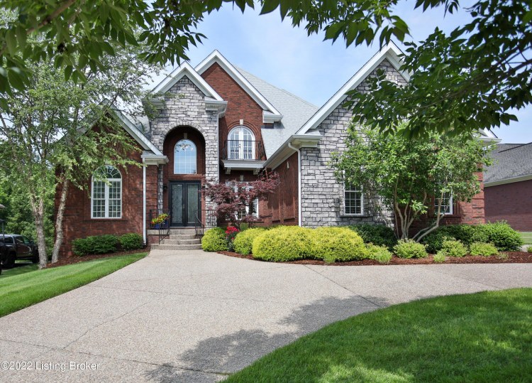 521 Locust Creek Blvd, Louisville, KY 40245