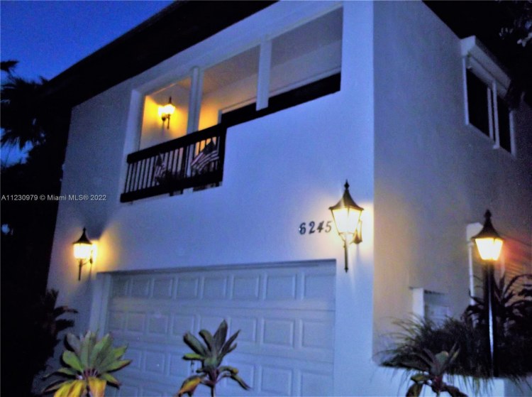 6245 Maynada St, Coral Gables, FL 33146