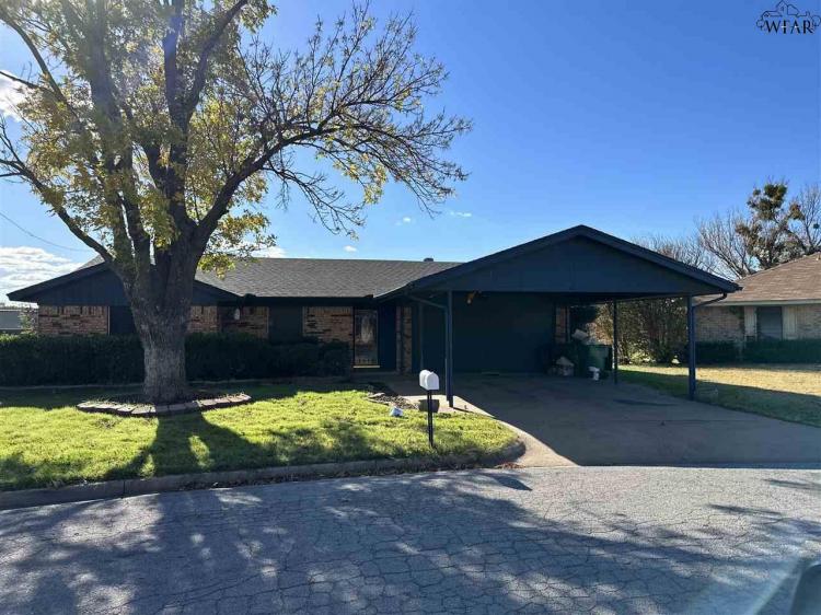 1027 Foley Ave, Iowa Park, TX 76367