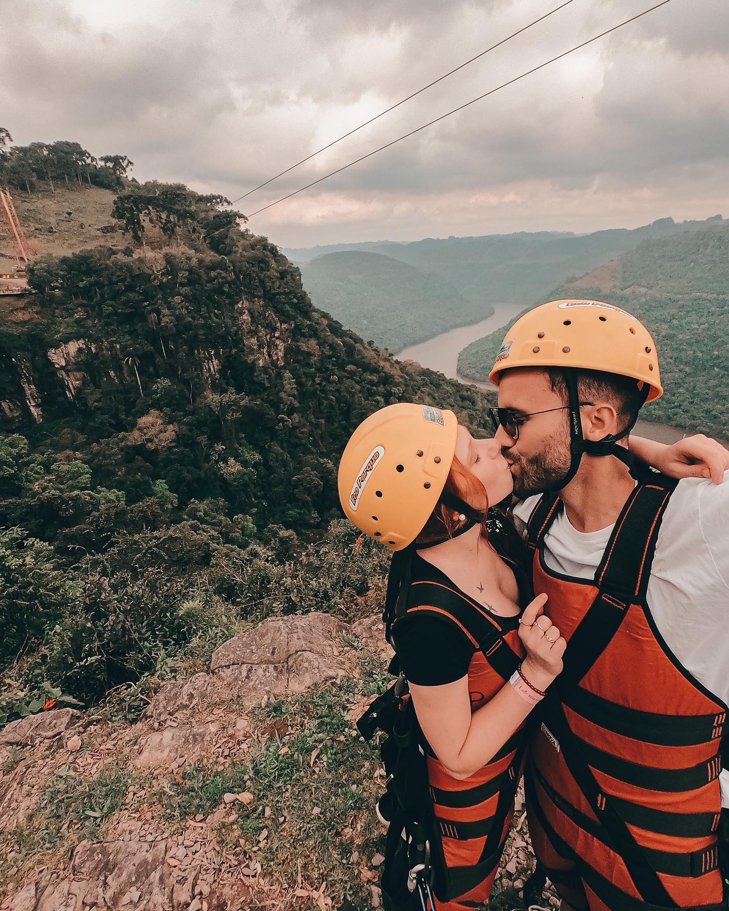 Você piscou e a gente já tá na Serra Gaúcha tomando uma dose tripla de adrenalina!⁣
⁣
Viemos para o @ecoparqueciaaventura participar da quebra do recorde mundial de saltos de bungee jump em 24 horas 🤭 O salto vai ser só amanhã, mas hoje aproveitamos com outras atrações do parque: já fomos no pêndulo, na tirolesa (tem mais de 1000metros) e daqui a pouco vamos andar de quadriciclo! 🤩⁣ ainda tem rapel, arvorismo, escalada e uns brinquedos aquáticos, UFA!
⁣
Ainda temos muita coisa pra fazer e estamos super animados pra compartilhar cada minuto lá nos stories ♥️ e aí: vai uma aventura aí?