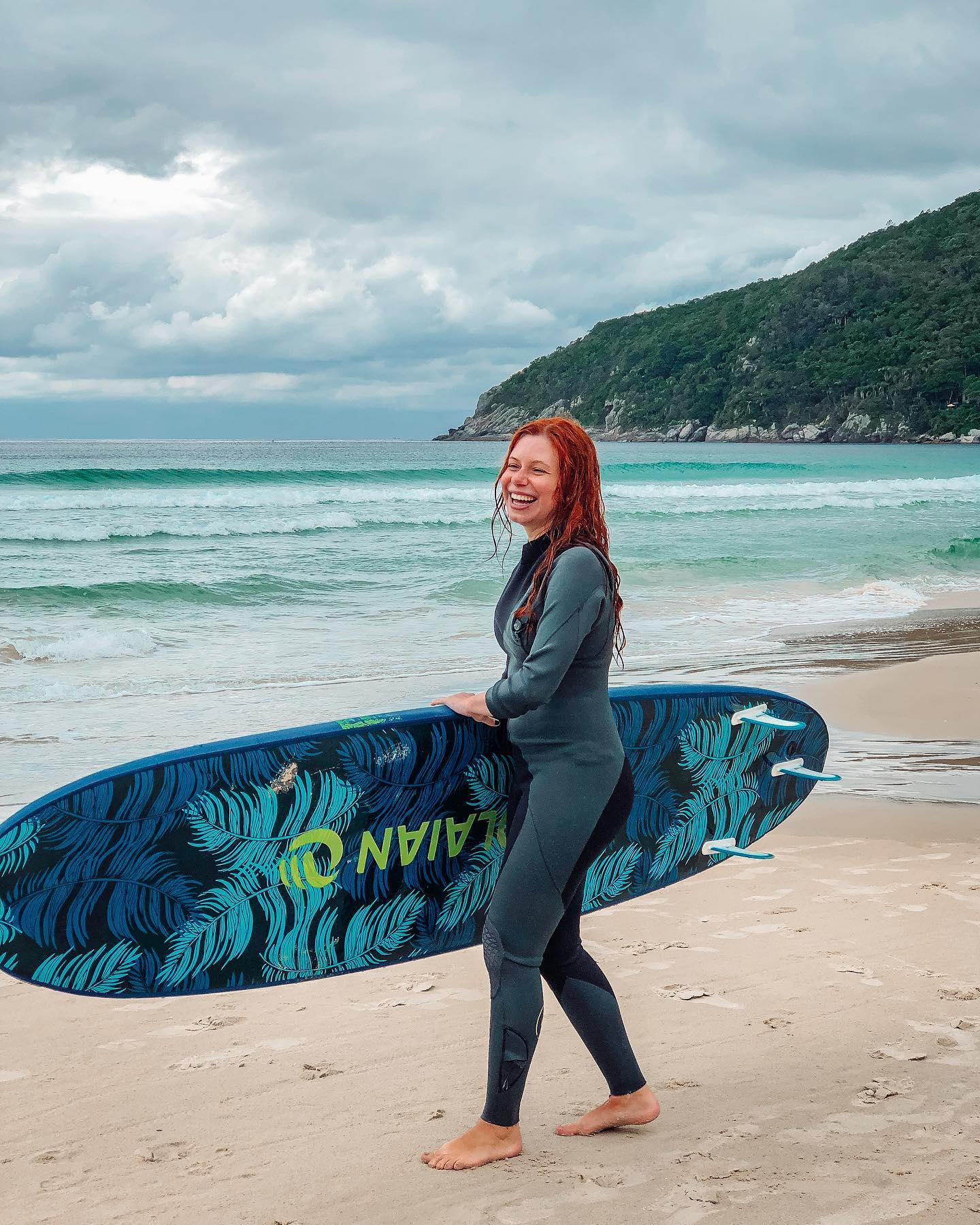 Corre pros stories pra ver uma sereia em seu habitat natural 🧜‍♀️😂⁣
⁣
BRINCADEIRA 😅😅 é só a primeira aula de surf da minha vida!⁣
⁣
A aula foi com o @campechesurfschool e rolou no melhor lugar possível: a Praia do Matadeiro, no sul de Florianópolis 🙋‍♀️🏄‍♂️⁣
⁣
Foi o meu primeiro contato com o surf e eu juro que se não estivesse tão cansada, já tinha emendado a próxima aula ♥️ ⁣
⁣
Lá nos stories a gente tá mostrando como foi a aula, vai lá ver o meu desempenho como surfista 😎 NÃO RI 😂