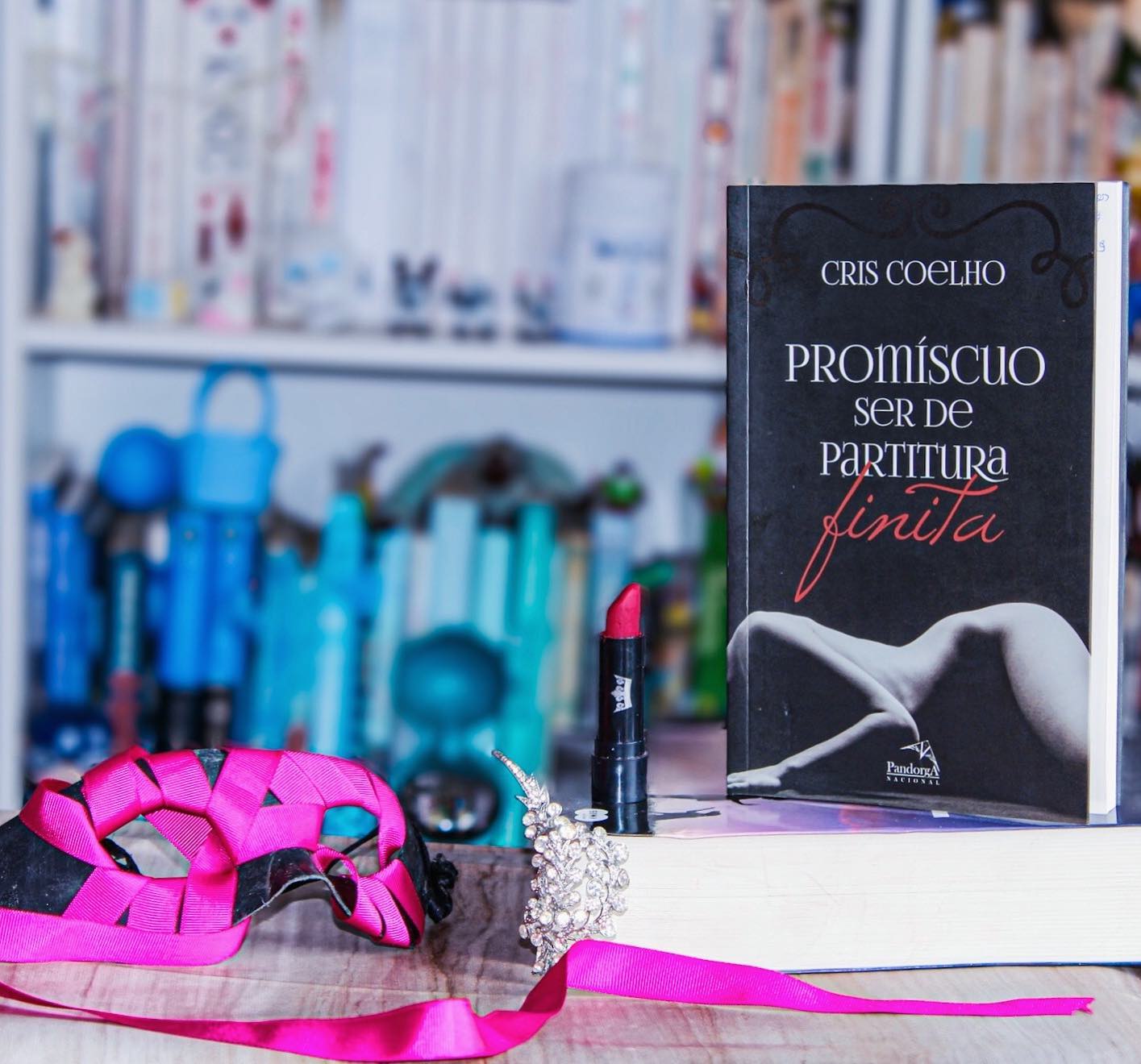 📖 #ResenhandoDores 📖
⠀⠀⠀⠀⠀⠀
• Título: Promiscuo ser de Partitura Finita
• Autor: @crisreiscoelho
• Editora: @pandorgaeditora
• Nota: 3,5 ⭐️
⠀⠀⠀⠀⠀
⚠️ Livro recebido em parceria com a autora @crisreiscoelho
⠀⠀⠀⠀⠀
“𝑁𝑎 𝑣𝑖𝑑𝑎 𝑡𝑒𝑚𝑜𝑠 𝑡𝑎𝑛𝑡𝑜 𝑚𝑒𝑑𝑜 𝑑𝑒 𝑝𝑒𝑟𝑑𝑒𝑟 𝑞𝑢𝑒𝑚 𝑎𝑚𝑎𝑚𝑜𝑠 𝑞𝑢𝑒 𝑒𝑠𝑠𝑒 𝑚𝑒𝑑𝑜 𝑎𝑐𝑎𝑏𝑎 𝑓𝑎𝑧𝑒𝑛𝑑𝑜 𝑐𝑜𝑚 𝑞𝑢𝑒 𝑛𝑜́𝑠, 𝑑𝑒 𝑢𝑚𝑎 𝑓𝑜𝑟𝑚𝑎 𝑜𝑢 𝑑𝑒 𝑜𝑢𝑡𝑟𝑎, 𝑛𝑜𝑠 𝑝𝑒𝑟𝑐𝑎𝑚𝑜𝑠 𝑑𝑒𝑠𝑠𝑎𝑠 𝑝𝑒𝑠𝑠𝑜𝑎𝑠.”
⠀⠀⠀⠀⠀
📝 Eu não sei bem como me senti em relação a essa história! Em muitos aspectos ela me conquistou profundamente, mas em outros foi frustrante e quando ao terminar tentei avaliar tudo só consigo concluir que foi importante conhecê-la, que se destaca e foge muito das leituras que venho fazendo ultimamente!
.
Ana Lara e Jota formam um jovem casal liberal, a trama logo nos joga dentro no aborto que que Ana Lara precisou fazer para não conviver com algo que não suportaria mais tarde, aqui surge o dilema de viver uma vida promíscua onde era permitido tudo nesse casamento! Os arrependimentos vão surgindo depois de varias complicações, ela nos leva a suas inseguranças e como foi até chegar nesse ponto da relação!
.
Em outro plano temos as passagens de Maria Scarlet uma antiga prostitua que sofreu muito em sua vida e agora é pomba gira de Ana Lara, hora ela quer proteger e em outras quer machucar, deixando no limiar entre o bem e o mal!
.
É uma trama muito intensa que trás assuntos abertíssimos entre sexualidade, religião, aborto, suicídio, vício, violência e que são descritos de uma forma crua, o que em alguns pontos foi difícil de aceitar, já que Ana Lara faz tudo em função do seu grande amor, tudo em sua vida, apesar de ela não aceitar, girava em torno de Jota!
.
Volto novamente naquele impasse, é uma obra aberta, que fala diretamente o que pode acontecer com algumas pessoas, nos faz ser mais empáticos, mas é chocante, assim como a realidade do outro para nós nos parece diferente, e acredito que a mensagem que fica é essa, de poder sentir um pouco do que o outro sente!
⠀⠀⠀⠀⠀⠀⠀
#libro #libros #library #livro #livros #livre #instalivro #ler #leitura #literatura #literature #amoler