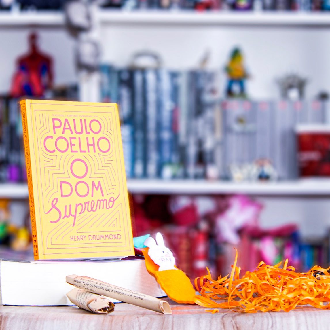 📖 #ResenhandoDores 📖
⠀⠀⠀⠀⠀⠀
• Título: O Dom Supremo
• Autor: @paulocoelho
• Editora: @editoraparalela @companhiadasletras
• Nota: 4 ⭐️
⠀⠀⠀⠀⠀⠀
⚠️ Livro recebido em parceria com a editora @companhiadasletras
⠀⠀⠀⠀⠀⠀
“𝑁𝑜́𝑠 𝑠𝑒𝑚𝑝𝑟𝑒 𝑒𝑠𝑐𝑢𝑡𝑎𝑚𝑜𝑠 𝑓𝑎𝑙𝑎𝑟 𝑚𝑢𝑖𝑡𝑜 𝑑𝑜 𝐴𝑚𝑜𝑟 𝑎 𝐷𝑒𝑢𝑠. 𝑀𝑎𝑠 𝐶𝑟𝑖𝑠𝑡𝑜 𝑛𝑜𝑠 𝑓𝑎𝑙𝑎 𝑑𝑜 𝐴𝑚𝑜𝑟 𝑎𝑜 𝘩𝑜𝑚𝑒𝑚. 𝑁𝑜́𝑠 𝑏𝑢𝑠𝑐𝑎𝑚𝑜𝑠 𝑎 𝑝𝑎𝑧 𝑛𝑜𝑠 𝑐𝑒́𝑢𝑠. 𝐶𝑟𝑖𝑠𝑡𝑜 𝑏𝑢𝑠𝑐𝑎 𝑎 𝑝𝑎𝑧 𝑛𝑎 𝑡𝑒𝑟𝑟𝑎.”
⠀⠀⠀⠀⠀⠀
Esse foi o meu primeiro contato com o autor e acredito que não poderia ter começado melhor, através de uma leitura tocante, sem apelos ou exageros, é uma obra que nos motiva a ser melhor!
.
O Dom Supremo de Henry Drummond é uma adaptação do livro The Greatest Thing in the World e foi traduzido no Brasil por Paulo Coelho! A adaptação aborda o texto da primeira carta do Apóstolo Paulo ao Coríntios, Capítulo 13.
.
Aqui vamos mergulhar e ser profundamente tocados pelo sermão de um jovem missionário que inicialmente gerou desconforto na congregação que estava para ouvir o famoso pastor da região!
.
O jovem vem falar com maestria sobre uma das passagens mais conhecidas e citadas da Bíblia, mas ele consegue modificar todo o seu velho sentido, tudo é cheio de explicação e reflexões e que foram me comovendo!
.
As reflexões todas giram em torno da busca espiritual inerente em todos nós, mas nos mostra de uma forma muito clara como o Amor é a representação do divido, Deus é amor e ele nos criou para amar!
.
A todo momento me questionava se minhas ações estão sendo suficientes para ajudar as pessoas que precisam, eu estou exercendo o amor como ele deve ser? Sem duvidas essa leitura irá mexer com o interior de todos, nos aproximando verdadeiramente de Deus/Amor!
⠀⠀⠀⠀⠀⠀
#libro #libros #library #livro #livros #livre #instalivro #ler #leitura #literatura #literature  #amoler #amolivros #leitora #leitores #leitor #bookstagram #instabook #read