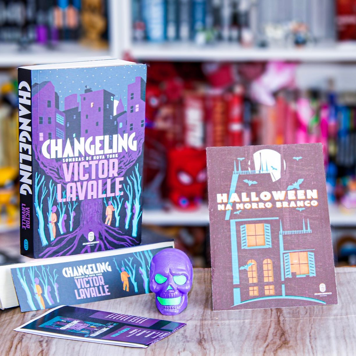 📖 #ResenhandoDores 📖
⠀⠀⠀⠀⠀⠀
• Título: Changeling: Sombras de Nova York
• Autor: Victor Lavalle
• Editora: @editoramorrobranco
• Nota: 4,5 ⭐️
⠀⠀⠀⠀⠀⠀
“𝑄𝑢𝑎𝑛𝑑𝑜 𝑝𝑟𝑒𝑐𝑖𝑠𝑎𝑚𝑜𝑠 𝑠𝑎𝑙𝑣𝑎𝑟 𝑞𝑢𝑒𝑚 𝑎𝑚𝑎𝑚𝑜𝑠, 𝑛𝑜́𝑠 𝑛𝑜𝑠 𝑡𝑜𝑟𝑛𝑎𝑚𝑜𝑠 𝑜𝑢𝑡𝑟𝑎 𝑝𝑒𝑠𝑠𝑜𝑎, 𝑜𝑢𝑡𝑟𝑎 𝑐𝑜𝑖𝑠𝑎. 𝑁𝑜́𝑠 𝑛𝑜𝑠 𝑡𝑟𝑎𝑛𝑠𝑓𝑜𝑟𝑚𝑎𝑚𝑜𝑠. 𝐴 𝑢́𝑛𝑖𝑐𝑎 𝑚𝑎𝑔𝑖𝑎 𝑣𝑒𝑟𝑑𝑎𝑑𝑒𝑖𝑟𝑎 𝑒́ 𝑜 𝑞𝑢𝑒 𝑓𝑎𝑧𝑒𝑚𝑜𝑠 𝑝𝑜𝑟 𝑞𝑢𝑒𝑚 𝑎𝑚𝑎𝑚𝑜𝑠.”
⠀⠀⠀⠀⠀⠀
📝 O quanto eu gosto de coisas malucas e profundas não tem tamanho, então quando essa obra vem trazendo uma trama extremamente detalhada onde envolve fantasia e trás de presente um bocado de terror, aquele terror discreto, cheio de explicações, mas que deixa toda a leitura cheia de tensão, e assim foi impossível não devorar o livro rapidinho, li em três dias só pela ânsia de saber tudo o que aconteceria!
.
Chega de falar sobre o que eu senti da história um pouco, e vamos falar sobre a história e que história intensa e apavorante é essa meus caros, aqui conheci Apollo Kagwa um livreiro que ganha a vida vendendo livros raros, também lida com a lembrança constante de seu pai que o abandonou quando ele ainda era uma criança, porém sua mãe lhe deu muito amor  e atenção e sua felicidade aumenta quando sua esposa Emma, uma bibliotecária determinada lhe dá um filho, Brian!
.
São tantos os sentimentos dos jovens pais, né?! Eu ainda não sou mãe, mas isso já mexe muito comigo e é sobre esse assunto que o livro aborda a maioria do tempo, o amor incondicional, a alegria radiante, o medo, os estresses dessa relação. Apollo nos mostra seu lado pai apaixonado, leva Brian para todos os lugares, registra todos os momentos, aprofundando a discussão sobre a superexposição nas redes sociais, enquanto isso Emma começa a entrar em uma depressão pós parto e é um baque enorme a atitude que ela toma, é repentina, é do nada e dá uma completa guinada na história, saindo o real e adentrando o sobrenatural, trazendo crenças de culturas diferentes que nos leva para outros cominhos na trama!
.
CONTINUA NOS COMENTÁRIOS 👇🏻