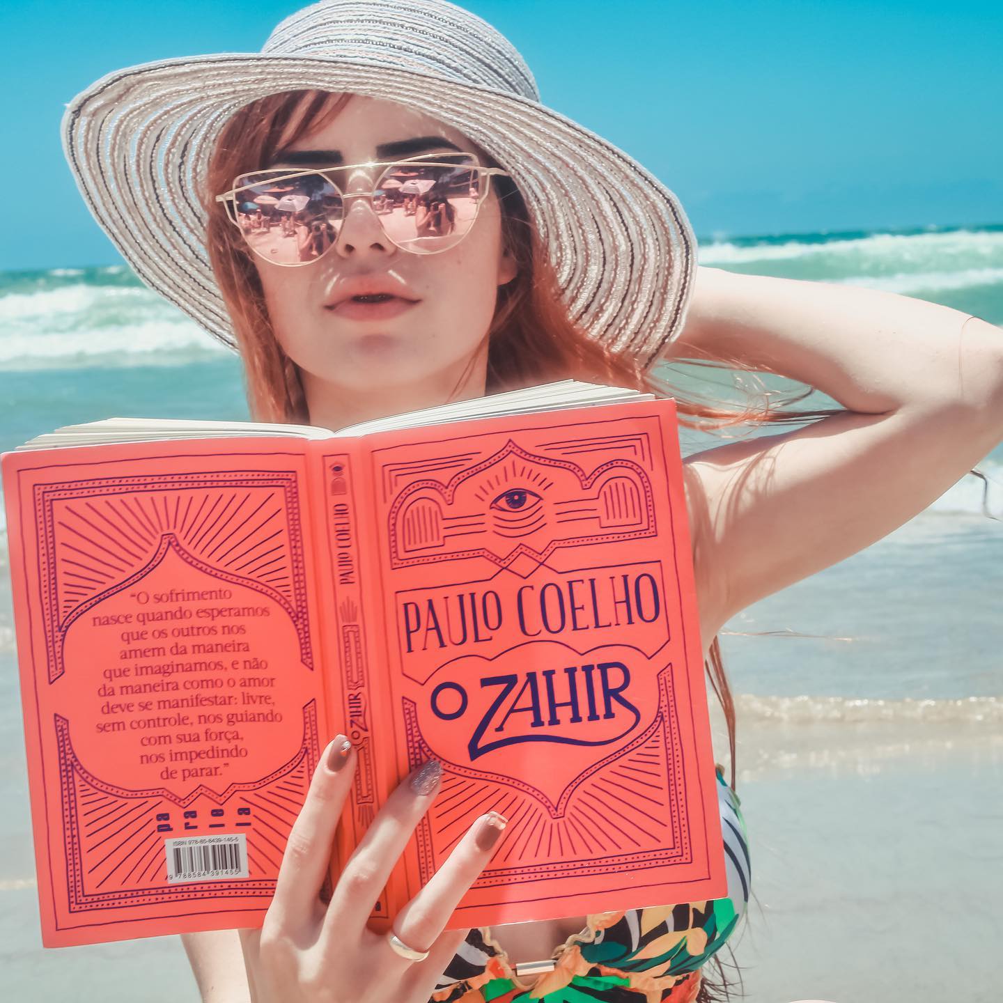 📖 #ResenhandoDores 📖
⠀⠀⠀⠀⠀⠀
• Título: O Zahir
• Autor: @paulocoelho
• Editora: @editoraparalela
• Nota: 5 ⭐️
⠀⠀⠀⠀⠀⠀
⚠️ Livro recebido em parceria com a editora @companhiadasletras
⠀⠀⠀⠀⠀⠀
❝𝑂 𝑠𝑜𝑓𝑟𝑖𝑚𝑒𝑛𝑡𝑜 𝑛𝑎𝑠𝑐𝑒 𝑞𝑢𝑎𝑛𝑑𝑜 𝑒𝑠𝑝𝑒𝑟𝑎𝑚𝑜𝑠 𝑞𝑢𝑒 𝑜𝑠 𝑜𝑢𝑡𝑟𝑜𝑠 𝑛𝑜𝑠 𝑎𝑚𝑒𝑚 𝑑𝑎 𝑚𝑎𝑛𝑒𝑖𝑟𝑎 𝑞𝑢𝑒 𝑖𝑚𝑎𝑔𝑖𝑛𝑎𝑚𝑜𝑠, 𝑒 𝑛𝑎̃𝑜 𝑑𝑎 𝑚𝑎𝑛𝑒𝑖𝑟𝑎 𝑐𝑜𝑚𝑜 𝑜 𝑎𝑚𝑜𝑟 𝑑𝑒𝑣𝑒 𝑠𝑒 𝑚𝑎𝑛𝑖𝑓𝑒𝑠𝑡𝑎𝑟.❞
⠀⠀⠀⠀⠀⠀
📝 Nesse final de ano ainda pude aproveitar uma leitura na praia e enquanto descansava era completamente comovida e inundada com as mensagens da obra! Esse foi meu segundo contato de fato com o autor e pude conhecer a maestria com que ele é capaz de contar uma história, a sua história já que é um livro autobiográfico!
.
Aqui eu não encontrei apenas ficção, romance ou auto ajuda, a história é daqueles simples que vai crescendo com sua intensidade e nos mostrando lados desconhecidos de vários sentimentos!
.
Em nenhum momento o protagonista tem seu nome revelado, o que me fez pensar muitas vezes que o autor estava realmente contando sua história! Ele é atualmente um autor famoso e usufrui sua riqueza ao lado de sua esposa Esther, até o momento em que ela desaparece sem deixar rastros!
.
Depois de alguns anos é que a trama vai começar a tomar mais forma, nos levando em uma busca pelo amor, depois de encontrar Mikhail, o suposto motivo de sua esposa ter partido é que o protagonista começa a lutar contra seus demônios interiores!
.
Essa caminhada que eles percorrem juntos me encheu de inspiração! Mikhail é uma pessoa iluminada que ajuda o autor a se entender, compreender sobre o verdadeiro amor e como lidamos com ele quando a rotina de um casal já se torna comodismo e não estamos presente de corpo e alma para quem amamos!
.
Aqui eu percebi o quanto realmente gosto de intensidade e de frases de efeitos, não passava uma página sem algo a ser aprendido, sem uma frase que me tocasse a alma! Não era apenas uma história com acontecimentos, tudo tinha significado e importância!
.
CONTINUA NOS COMENTÁRIOS 👇🏻