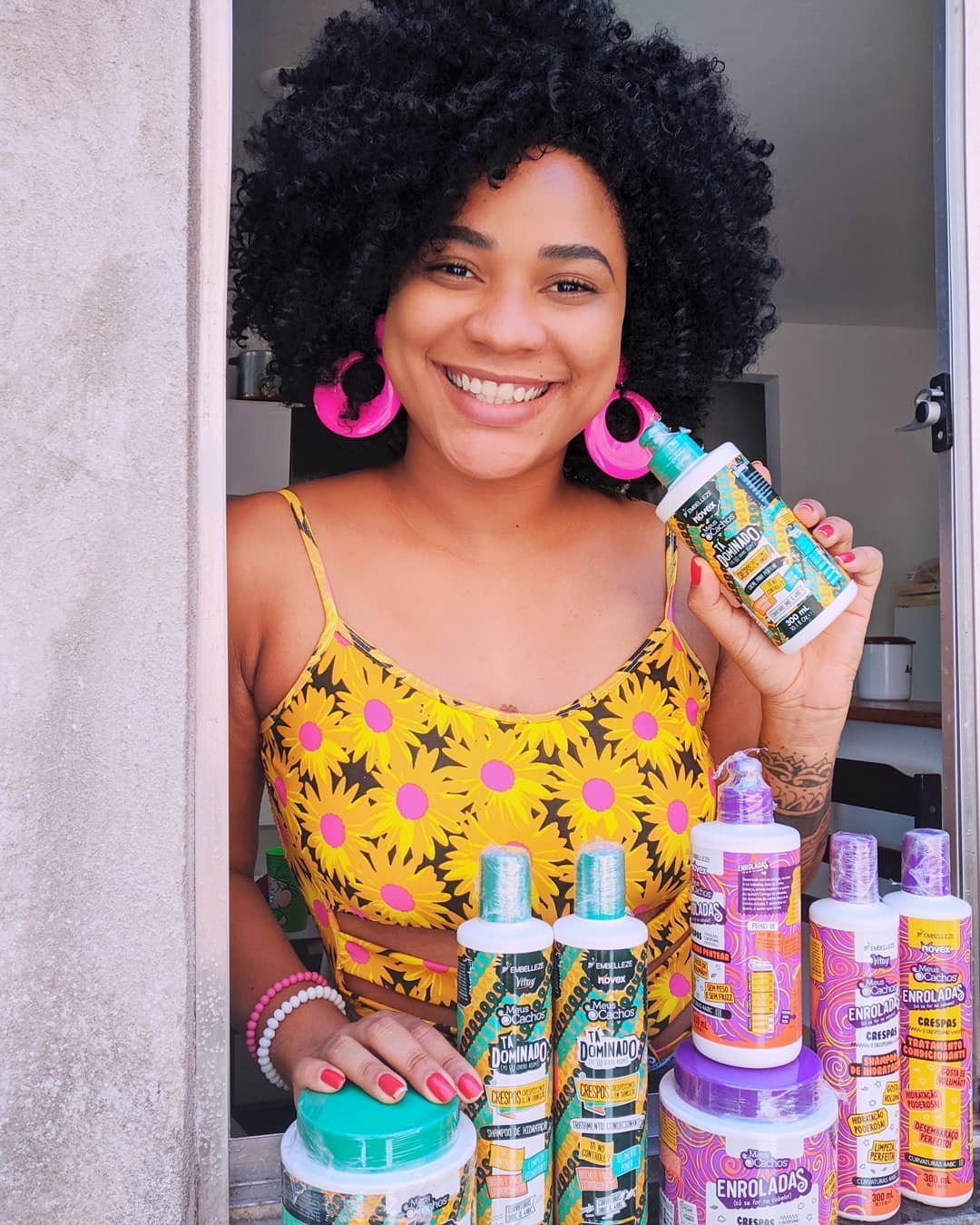 #publi Saudade desses Produtinhos, essa foi a primeira foto de quando recebi esse kit maravilhoso para cuidar do meu cabelo, fiquei muito feliz e super amei os lançamentos  #enroladas e #tádominado  da @novex_haircare para crespos 4abc. Ação super hidratante e controle de frizz. Adorei o recebido e já quero novas oportunidades para divulgar essa marca maravilhosa ❤️
@novexdo @embelleze @transformehairembelleze @meuscachosembelleze
.
.
.
.
.
.
.
. 
#crespas #cabelo4bc #cabelo4ab #cabelo4bc #crespo4c #lovehair #novex #cacheado #crespo  #cacheadasdoinstagram #hair #curl