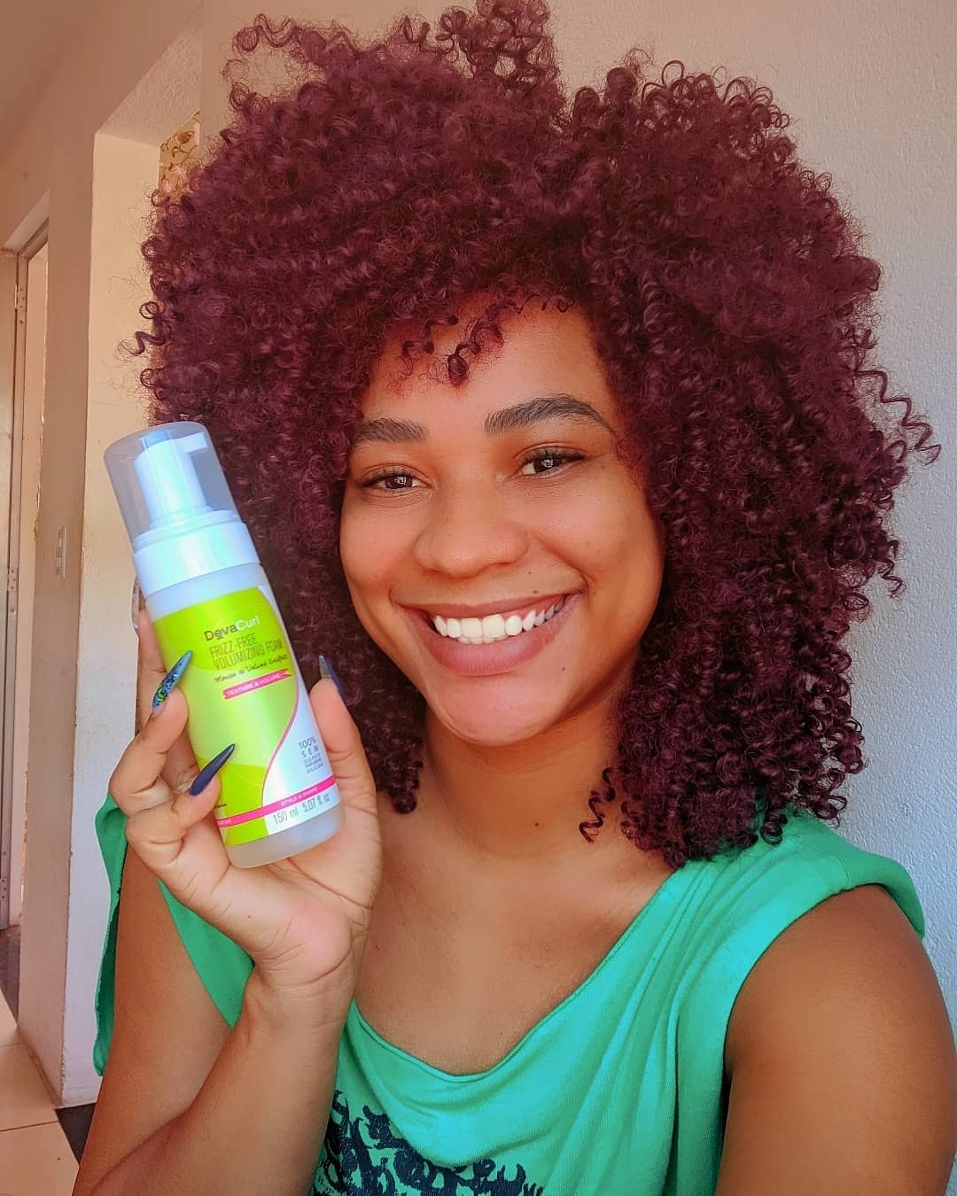 Deva Curl Frizz-free Volumizing Foam - Mousse Antifrizz 150ml é incrível um produto livre de Álcool, o Mousse Volumizing Foam contém agentes condicionantes para controle de volume, resistente a umidade, além de retenção de cachos e brilho.
No site da @dotcosmeticos
 Vocês tem desconto de 5% usando o cupom EBANO5 válido até dia 30 aproveitem.
🌹🌹🌹🌹🌹